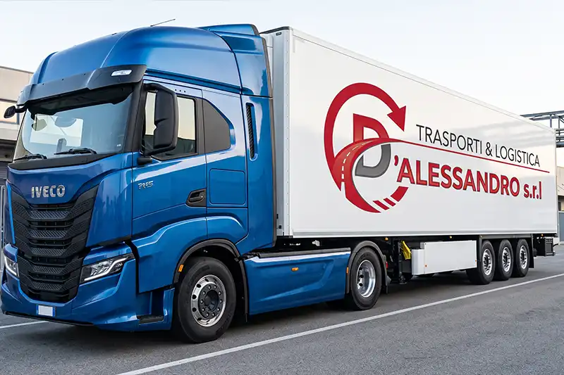 Autoarticolato D'Alessandro Trasporti in viaggio per consegne di prodotti alimentari in tutta Italia